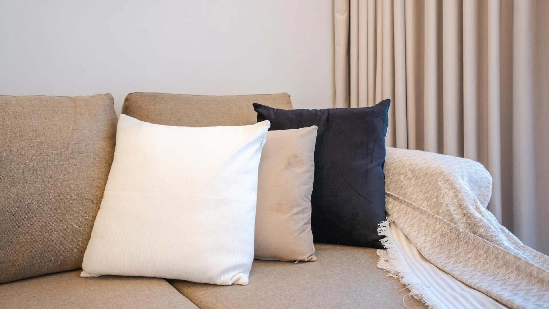 두바이 Chic 1Br In Mesk 1 With Serene Balcony Views By Vibel 아파트